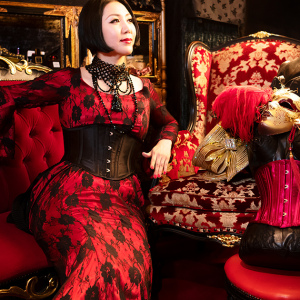 人気女王様たちから慕われるボンデージ・コルセットのスタイリスト Baby Doll Tokyoと緑川ミラノ
